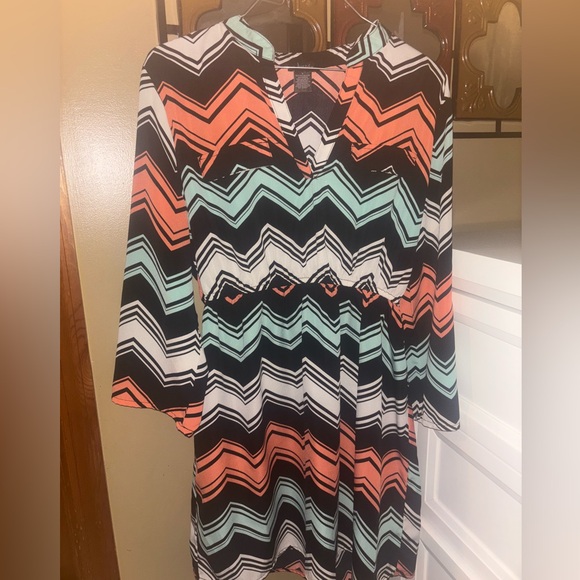 Justify Dresses & Skirts - Justify Chevron Pattern Blouse in Black, White, and Peach Dress Large